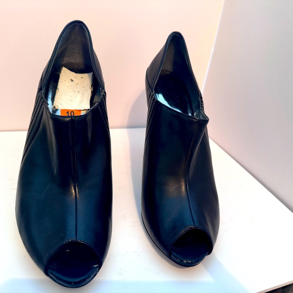 Beautiful 4’ leather heel by Guess